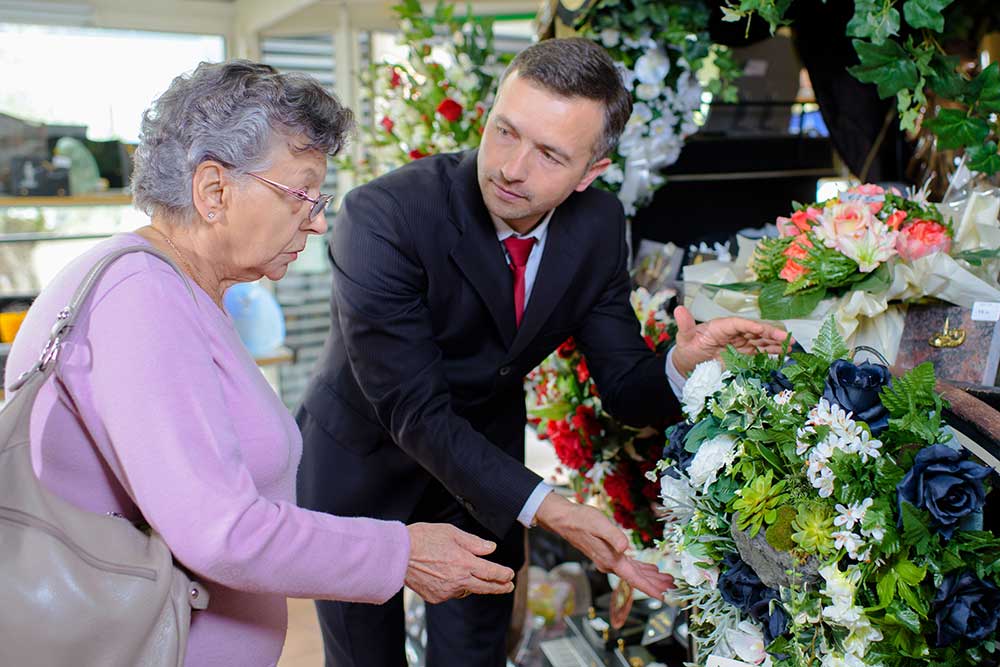 how to become a funeral service manager