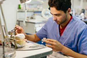 become a dental lab technician