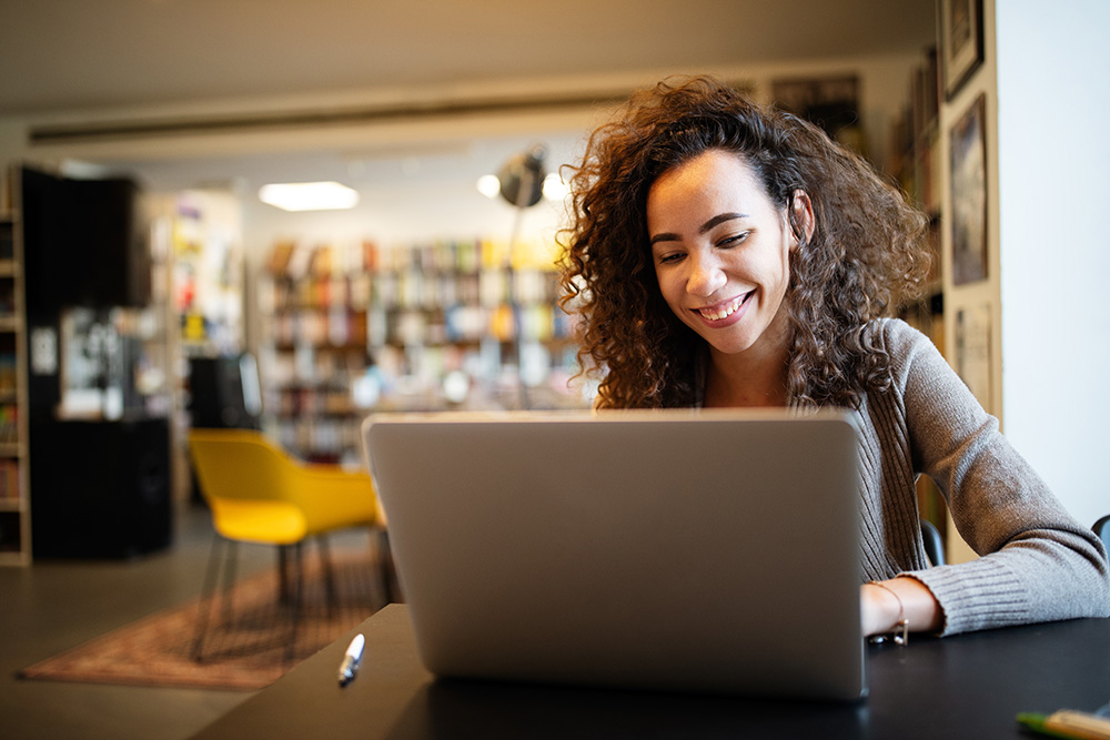 student researching colleges